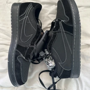 Nike Travis scott black phantoms  - Knappt använt o har boxen men den är väldigt uppsliten då jag har använt den till annat. Stl 44.5 och  skickas samma dag