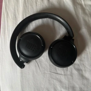 JBL trådlösa over-ear hörlurar - Svarta JBL over-ear hörlurar (JBL 510BT) med hopfällbar design. Trådlösa och laddas via medföljande USB-kabel. Gott skick! 40 timmars batteritid Snabbladdning (5 min ger 2 tim). Nypris 500kr.