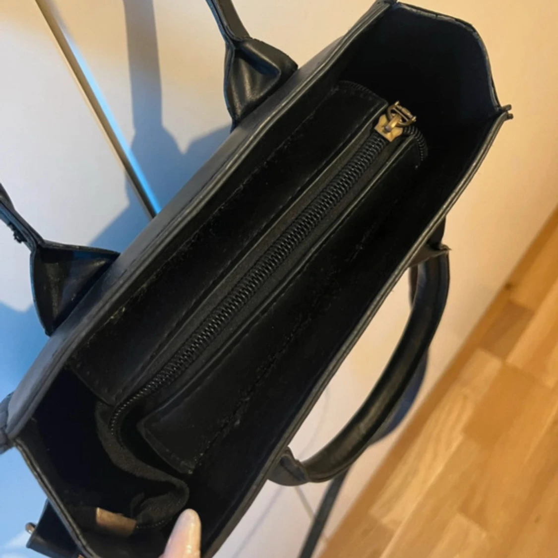 Svart axelväska i skinn med dragkedja - 1