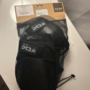 TSG Skate Protection Set  - TSG skyddskit för skate m.m. Storlek S. Oöppnat med prislapp kvar. Köpt för 900 kr. Innehåller knä, armbågs och handledsskydd.