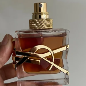 Trendig parfym med lyxig design - Snygg parfym från Yves Saint Laurent med ikonisk guldlogga. Perfekt accessoar för dig som vill sticka ut och addera en exklusiv touch till din stil.