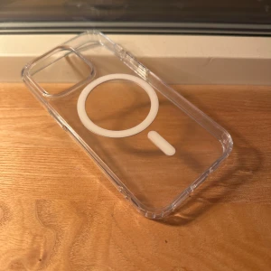 MagSafe-kompatibelt iPhone-skal (transparent) - Transparent MagSafe-kompatibelt skal för iPhone. Skalet är i mycket gott skick utan synligt slitage eller repor. Perfekt passform och skydd för din iPhone, samtidigt som MagSafe-funktionalitet bibehålls för trådlös laddning och tillbehör.