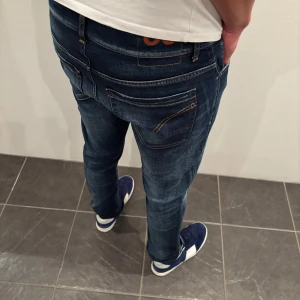 Dondup Jeans George  - Dondup Jeans George! Trendigaste jeansen på marknaden.  Skick= 10/10 (helt nya)  Ny pris= 4000 kr Säljs för= 1099kr(diskuterbart)