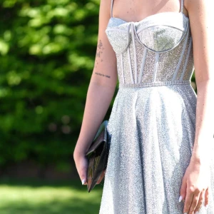 Balklänning  - Köptes 2023, använd en gång. Nypris: 8000              Ena axelbandet är lite sönder, men går att fixa med lim, annars superbra skick!😊