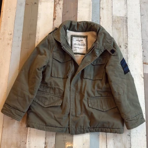 Olivgrön fieldjacket från Zadig & Voltaire - Plagg tillverkat med stolthet Inspirerat av traditionella vintage-passformer Behandlat med unika slitna tvättar  Stilbeskrivning: Ytterplagg, skjorta, sweatshirt, byxor