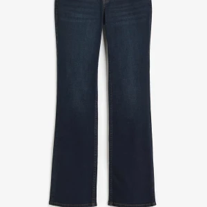 Lågmidjade jeans - Säljer dessa jättefina lågmidjade mörkblå jeans i storlek 34. Helt slutsålda på hemsidan, knappt använda och jättebra skick!