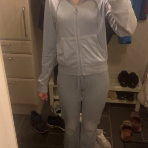 Supersnygga sett från Gina  - Säljer nu mitt fina sett.(kan sälja separat också) skriv för mer bilder!! Som ni ser på bild 1 så har färgen blekts lite på knäna. På bild 3 så är det liksom smuts som kntr går bort och bild 4 så har det gått upp lite stygn. Sen så har det blivit lite rostigt på saken längst ner på snörerna.Byxorna är i storlek:XXS och tröjan:XS. Tröjan:55kr byxorna:45kr