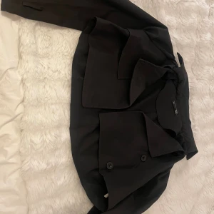 Jätte fin trenchcoat  - Använd flera gånger, däremot i gott skick, säljer då jag inte använder den längre