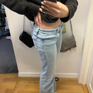 Low waist flare jeans - Jeans från Gina tricot, storlek 164. Säljer för dom är för små/använder inte längre. Har använt dom i kanske 8 månader, ungefär 20 gånger. 