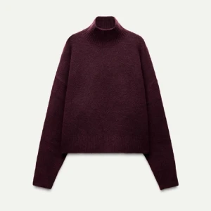 Vinröd polotröja från Zara - Säljer min sååå fina röda polo tröja från Zara som är perfekt nu till hösten, den är i storlek s och använd några gånger men har inga skador❤️