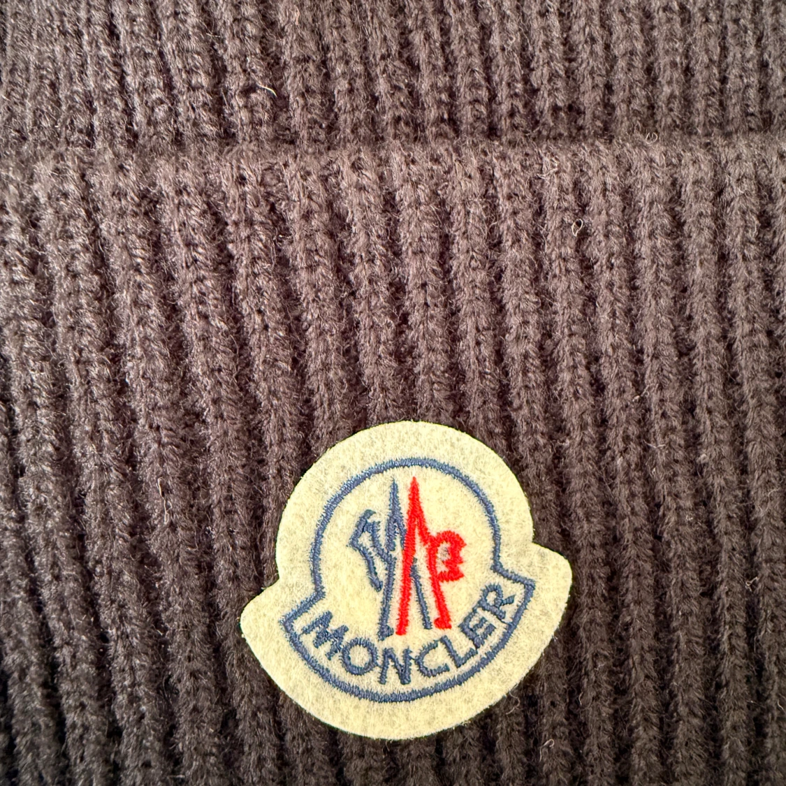 Svart ribbad Moncler mössa - 2