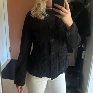 Svart jacka - Fin jacka med luva som går att väckla ut och midja som går att dra åt🖤