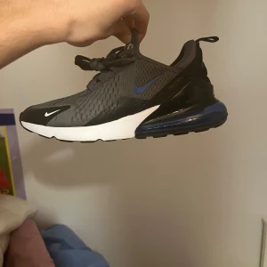 Nike air Max 270 - Hej säljer dessa som nya, tar hand om allt jag äger speciellt skor  Storlek 42