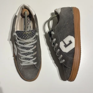 Golden Goose Goldstar - Säljer ett par sjukt snygga Golden Goose skor i en mycket ovanlig äldre modell. Helt okej skick, sulan har börjat lossna på vissa ställen. Skriv vid minsta lilla fråga eller fundering, pris går att diskutera. STORA I STORLEKEN! Fråga gärna om mått!