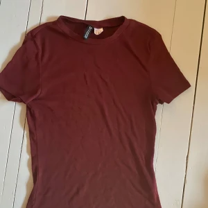 Vinröd topp - Topp från hm, vinröd färg o perfekt till hösten❤️pris kan diskuteras!