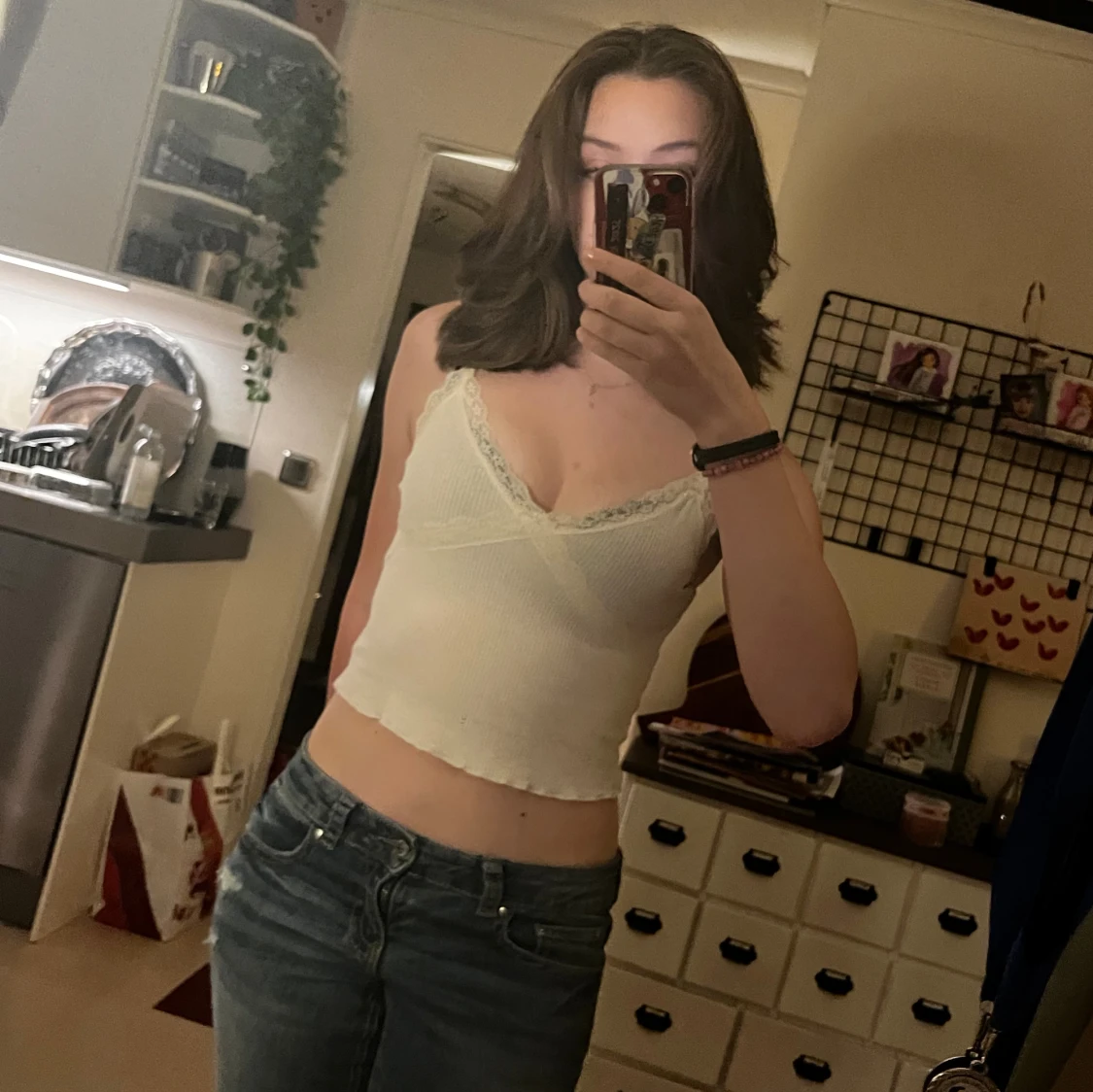 Vit ribbad linnetopp med spets