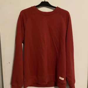 Röd sweatshirt från 157 i bomull - En enkel och stilren röd sweatshirt från 157 i storlek M. Tröjan har rund halsringning, långa ärmar och är gjord i mjuk bomull. Perfekt för en chill och avslappnad look.