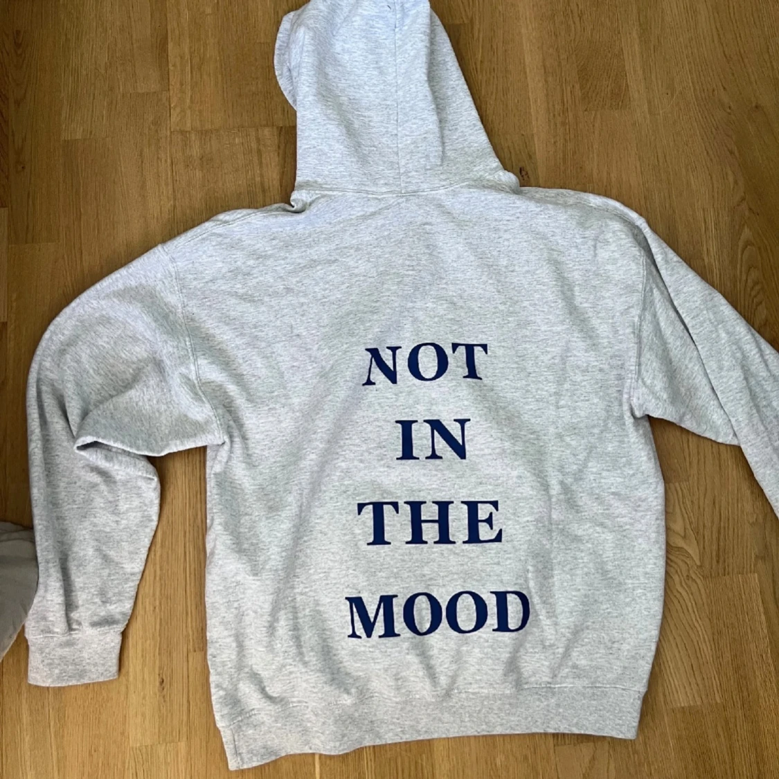 Grå hoodie med blå text  - 1