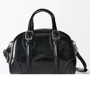 Svart handväska  - Snygg svart handväska 