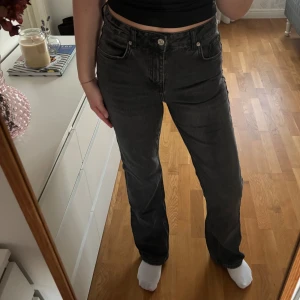 Svarta denimjeans Lassie 36 - Snygga svarta jeans från Lassie i storlek 36. Jeansen har klassisk femficksdesign, raka ben och normal passform. Tillverkade i denim med en mörk tvätt som ger en cool look🩶skriv vid frågor🥰