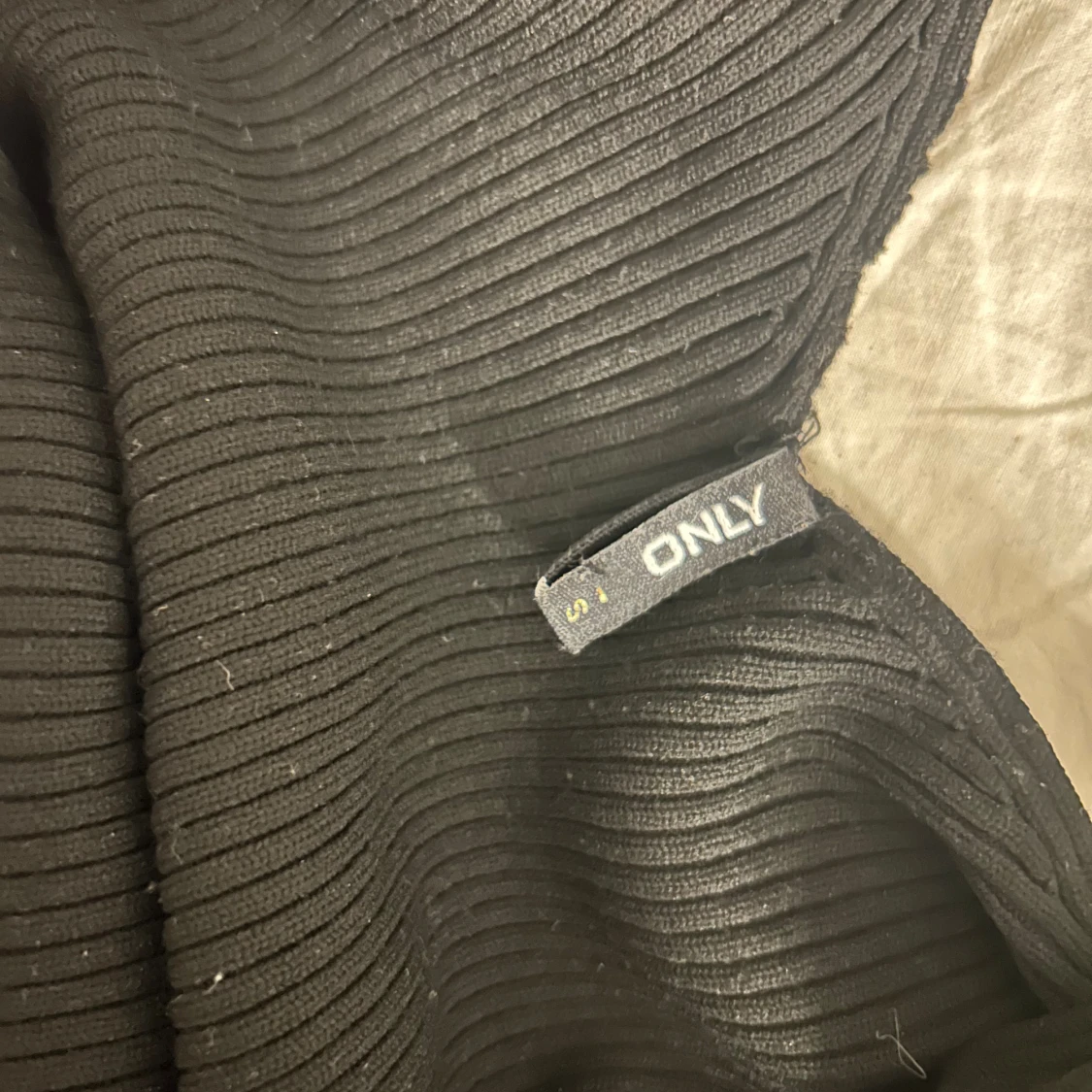 Svart ribbad topp med knyt från ONLY - 2