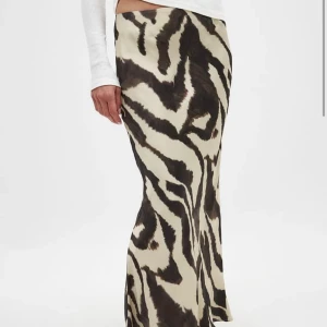 Zebra kjol - Så snygg kjol i zebra mönster, helt slutsåld. Helt oanvänd med lappen kvar. Säljes pga fel storlek 