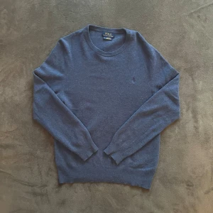 Blå Ralph lauren merino sweatshirt - En blå ralph lauren sweatshirt i merinoull. Tröja är i ett mycket bra skick och man kan inte se några spår av användning. Tröjan är i medium.