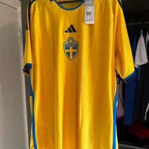 Svenska landslagets gulblå fotbollströja - Landslagströja storlek 2Xl. Helt ny med lappen kvar. Säljes då öppet köp har gått ut. 