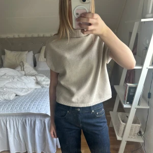 Beige stickad polotopp  - Nästan oanvänd, säljs inte längre på Kappahl 💕