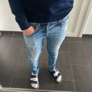 Dondup jeans George - Dondup Jeans George! Trendigaste jeansen på marknaden. Skick = 9,5/10 Nypris = 4000 kr Säljs för = 899 kr (Modellen har original slitningar från fabrik vilket är väldigt eftertraktat och populärt)