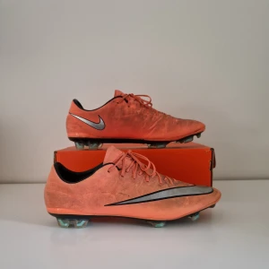 Fotbollsskor  - Nike mercurial vapor 10 elite, höger skon har blivit limmad av skomakaren, det syns på bild 3 och 4 annars fint skick, skriv för fler bilder 