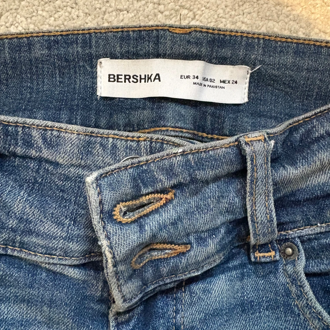 Blå bootcut jeans från Bershka - 2