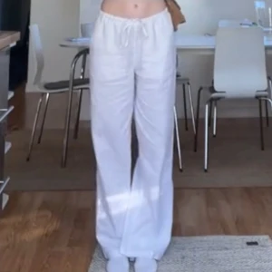 Vita linnebyxor Gina tricot  - Vita linnebyxor i 50% linne och 50% bomull. Använda ett fåtal gånger och i mycket bra skick! Jag på bilden är 172 cm lång och byxorna är i storlek small