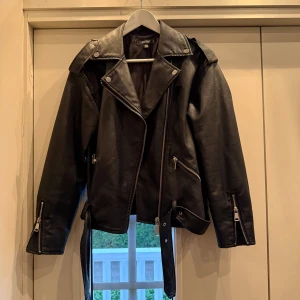 Svart skinnjacka med dragkedjor - Svart skinnjacka från missguided