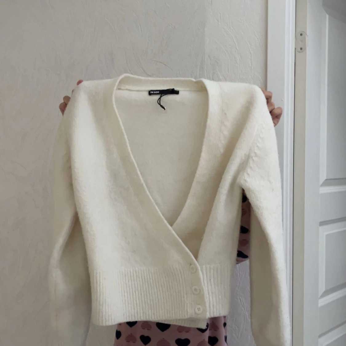 Vit kofta med v-ringning från Bik Bok