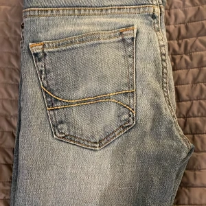 Ljusblå jeans - Snygga ljusblå jeansshorts från Hollister med klassisk femficksdesign och slitna detaljer. Modellen är skinny fit och har en normal midja. Perfekta för en avslappnad stil under varma dagar.