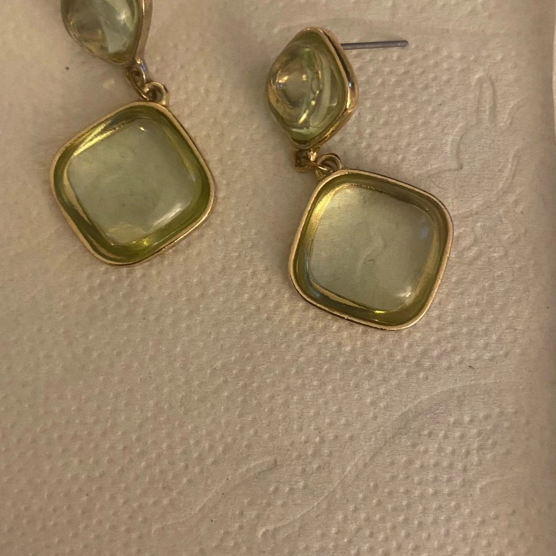 Armband med ljusgröna stenar och guldkant  - 4