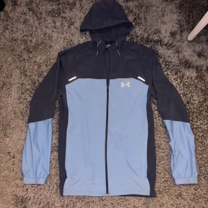 Under armour jacka  - Säljer denna unika under armour vindjacka som är slutsåld överallt!| använd ca 10 ggr🙌🙌| Hör av dig vid minsta fundering| Priset är ej hugget i sten🙌|