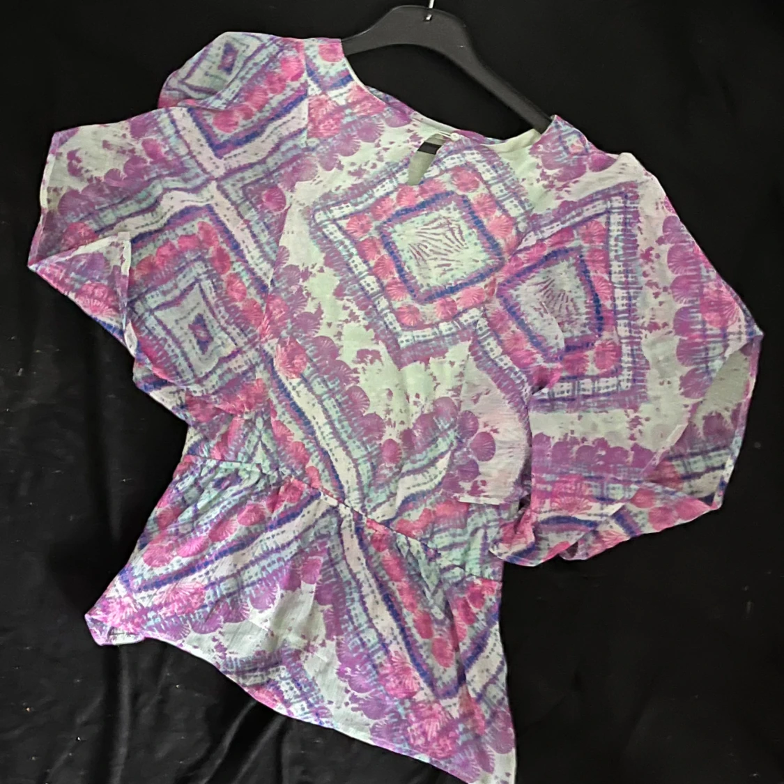 Ljus blus med lila och rosa mönster