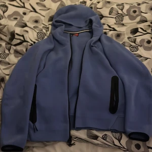 Nike tech blått SWEATPANTS OCH HOODIE - Säljer mitt nike tech i storlek M på hoodien och storlek S på byxorna. Nytt skick, har använt få gånger. Priset går såklart att förhandla!