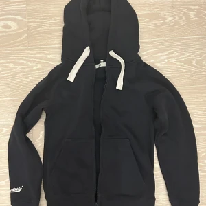 Russemerch hoodie - Säljer denna sköna mörkblåa  zip up hoodie i storlek xs!💕 använt fåtal gånger, skriv för fler frågor elr bilder
