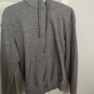 Hoddie - Säljer denna hoddie från H&M. I storlek XS. I fint skick. Vid intresse är det bara att höra av sig❤️