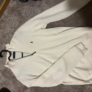   Ralph Lauren halv zip - Vit långärmad tröja från Polo Ralph Lauren köptes för 1499kr på NK. skick: 8-10 Skriv gärna vid frågor och annat Mvh