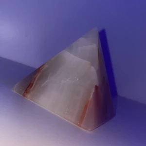 Kristall pyramid  - Äkta kristall pyramid, kristallen är okänd dock. Priset kan diskuteras 💕