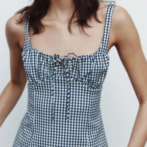 Rutig blåvit klänning med knyt - Supersöt topp i blåvitt rutigt mönster med smala axelband från zara