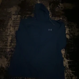 Under Armour - Under Armour jacka – 900 kr Storlek: S Stilren och bekväm jacka från Under Armour i fint skick. Perfekt för träning, löpning eller vardagsbruk. Hög kvalitet och snygg passform.  Pris: 900 kr