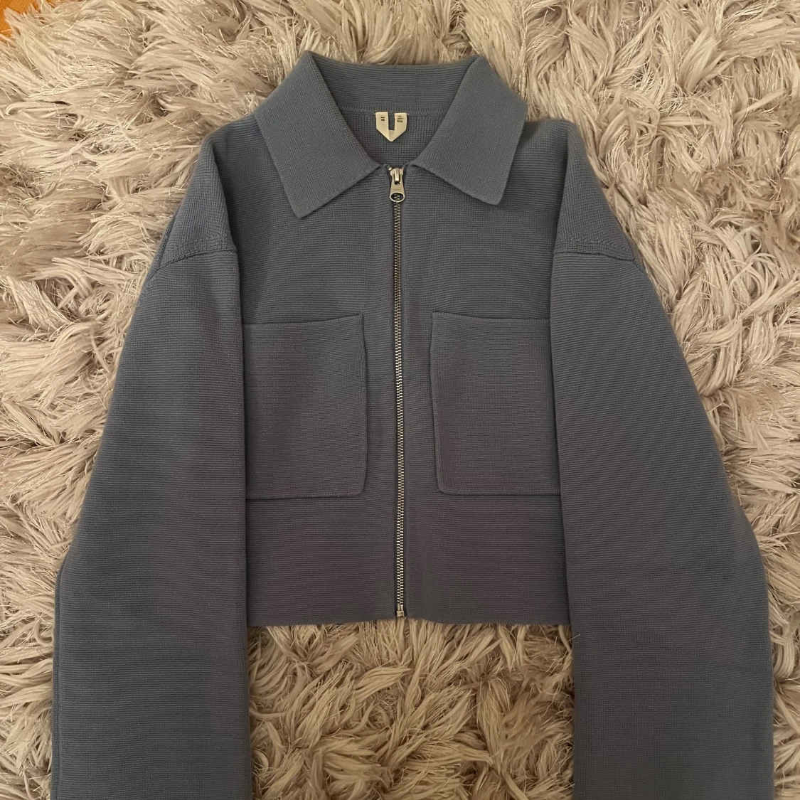 Ljusblå croppad overshirt från ARKET - 1