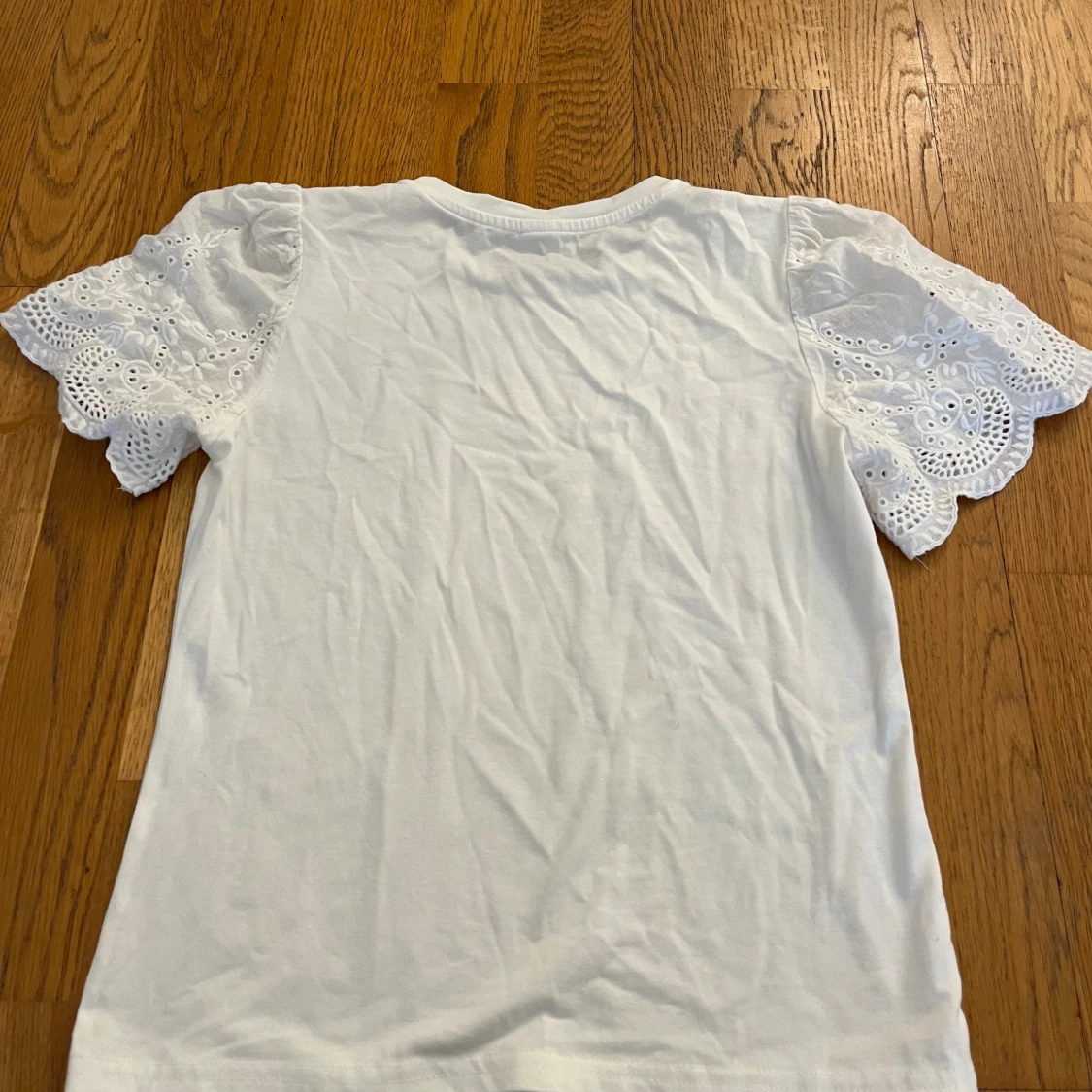 Vit topp med broderade volangärmar - 1