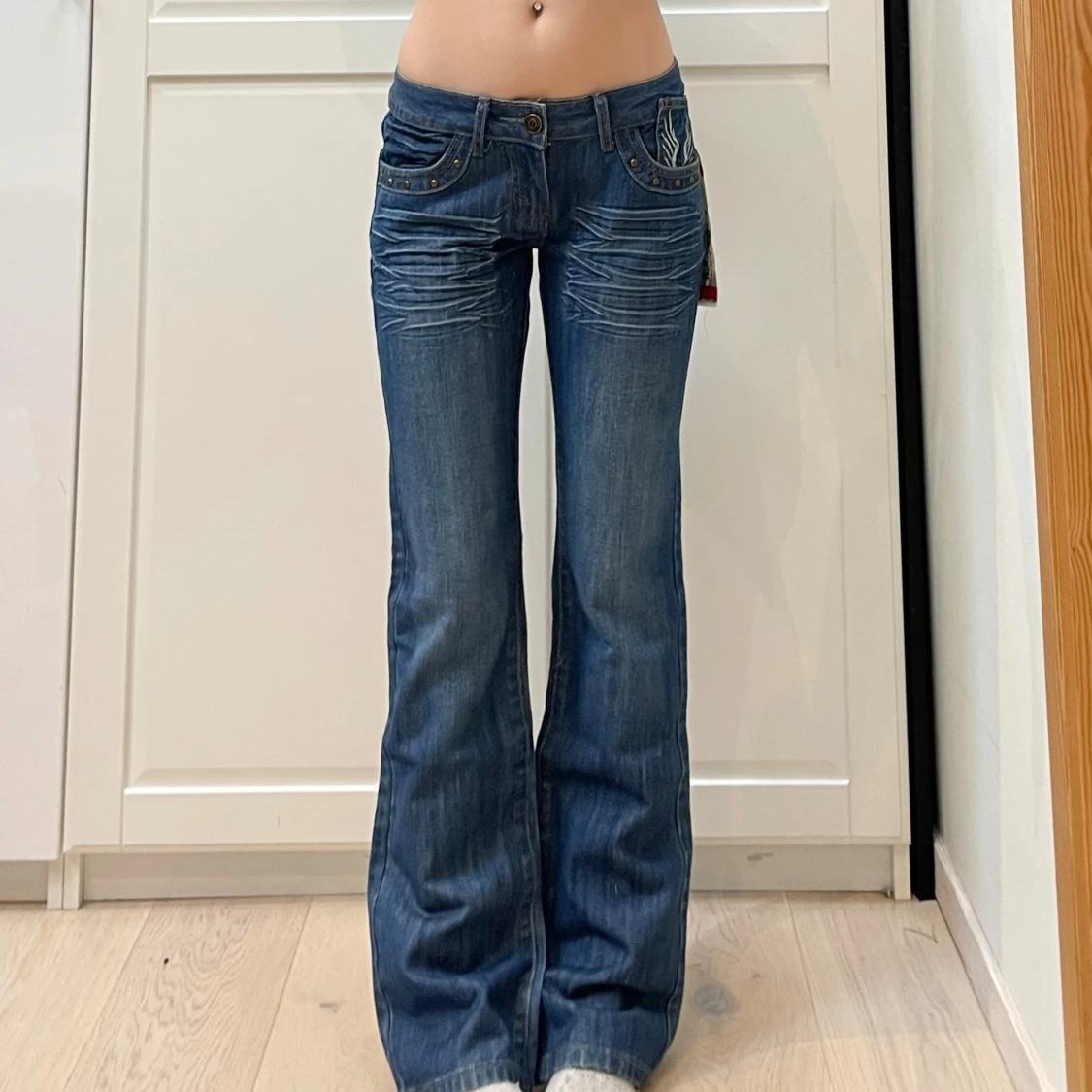 Lågmidjade bootcut jeans med y2k detaljer - 1