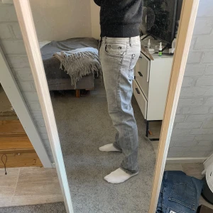 Replay jeans - Replay jeans i model Thad, jeansen är i mycket bra skick utan nå synliga defekter, jeansen är storlek 158cm men passar mig bra som är 173 (L94cm) (W38cm)